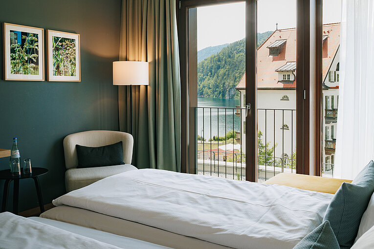 Luxuriöses Hotelzimmer mit Seeblick