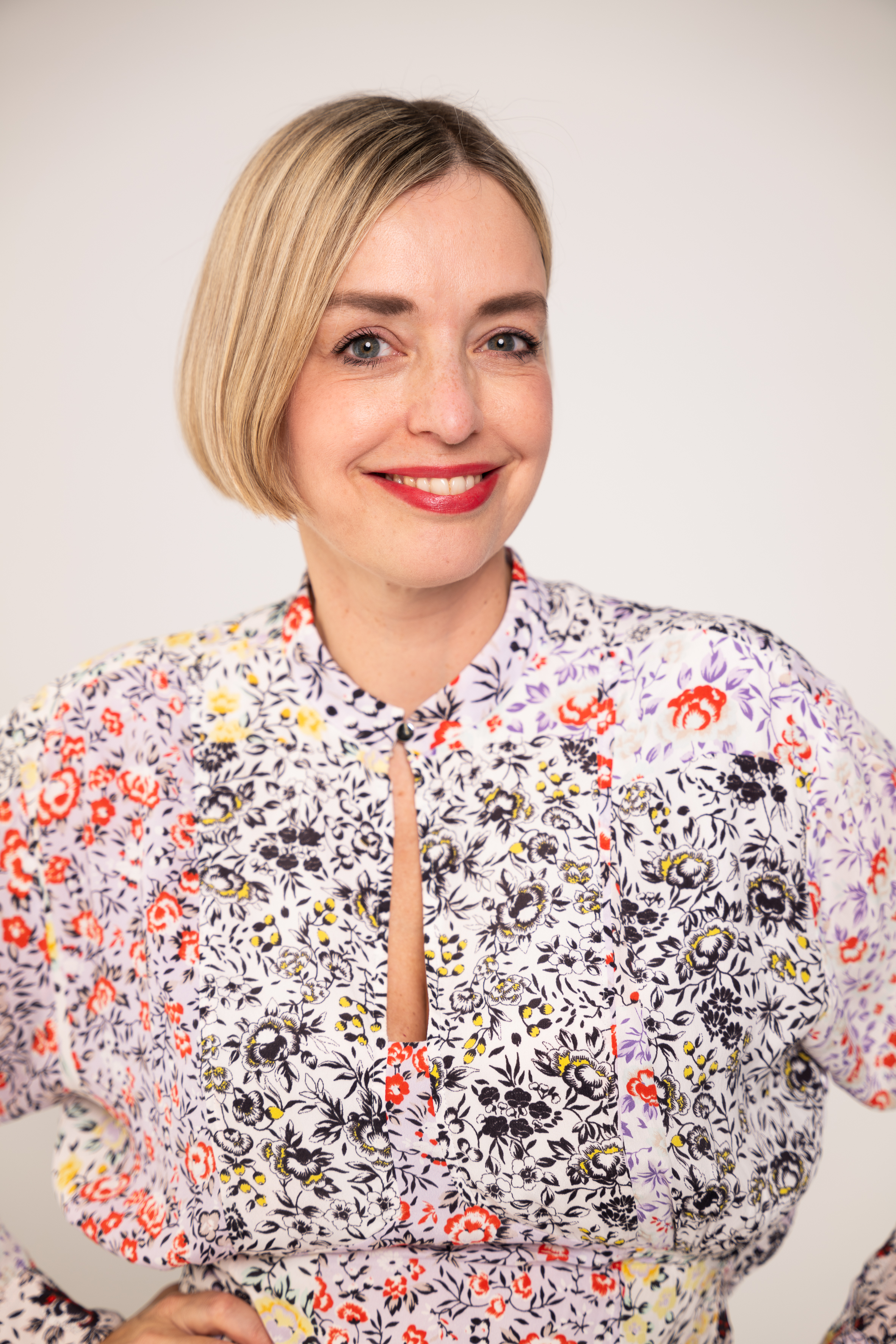 Inga Bergen, Keynote-Speakerin und Transformationsexpertin, lächelnd in bunter Bluse